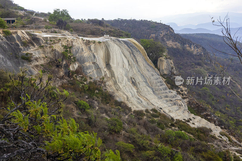 Hierve el Agua是一组天然石灰华岩层，位于墨西哥瓦哈卡州的圣洛伦佐阿尔巴拉达斯。
